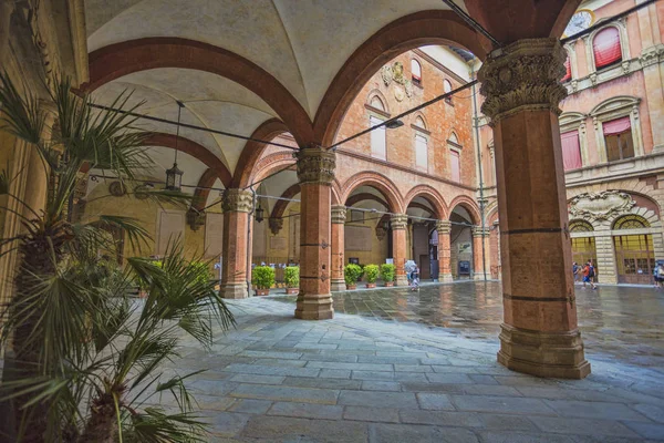 Dziedziniec Palazzo Comunale w Bolonii. Włochy — Zdjęcie stockowe