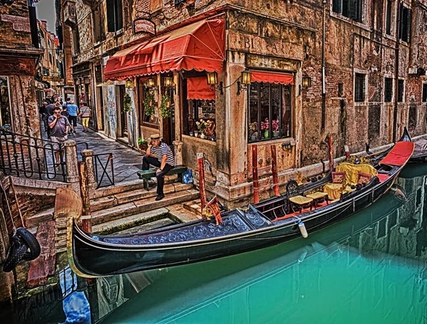 I turisti viaggiano in gondole al canale — Foto Stock