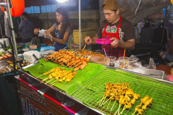Händler auf dem Nachtmarkt in Thailand — Stockfoto