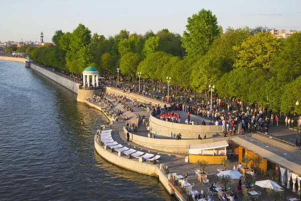 Människor som gick på kajen vid Moskva-floden — Stockfoto