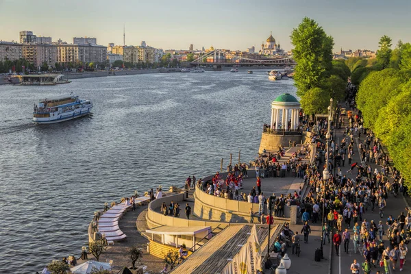 Menschen, die am Ufer des Moskauer Flusses gehen — Stockfoto