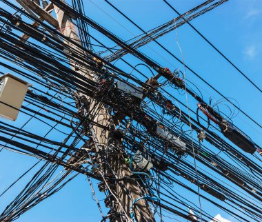 iç içe geçmiş birçok elektrik telleri direkleri