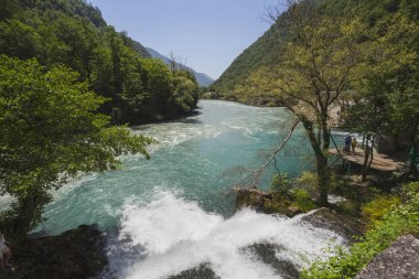 Abhazya içinde beyaz çıkıntı ve nehir manzara