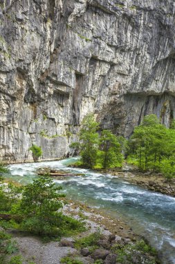 Abhazya içinde beyaz çıkıntı ve nehir manzara