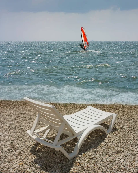 Esqui windsurf nas ondas do oceano — Fotografia de Stock
