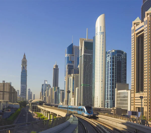Le métro de Dubaï. Une vue de la ville depuis le métro — Photo