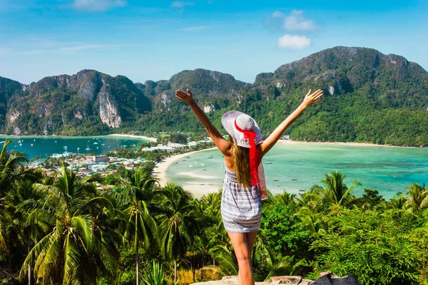 La chica en el resort en un vestido en el fondo de las bahías — Foto de Stock