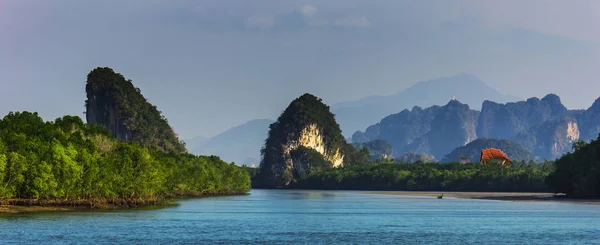 Montanhas nas margens da baía de Krabi — Fotografia de Stock