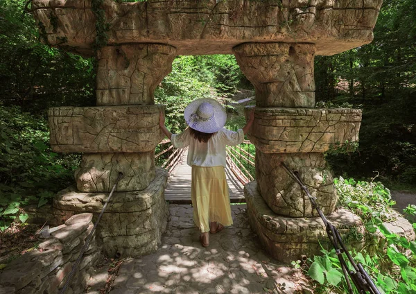 La chica en un arco de piedra —  Fotos de Stock