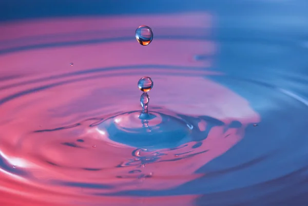 Капля воды падает в воду — стоковое фото