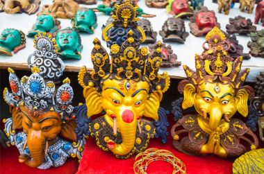 Goa pazarlarda Hint dekoratif maskeleri