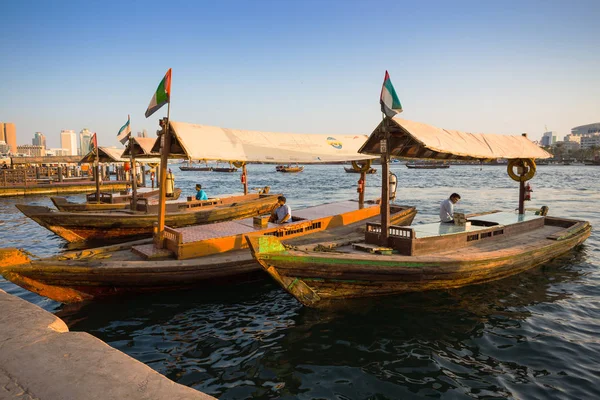 Лодки на ручье залива в Дубае, ОАЭ — стоковое фото