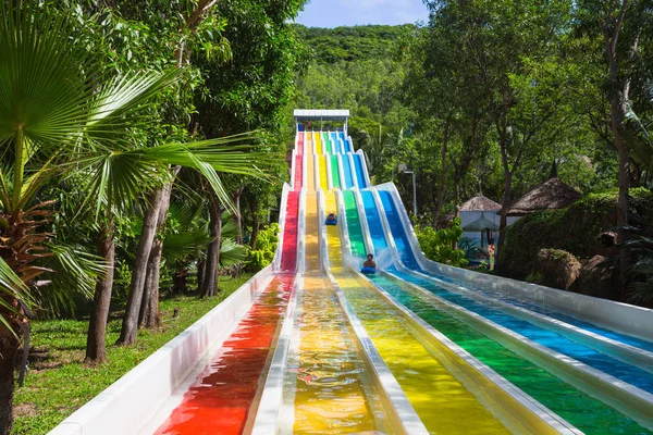 Vininci su parkında renkli su kaydırağı — Stok fotoğraf