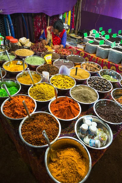 Verkoop van specerijen in de markten van India — Stockfoto