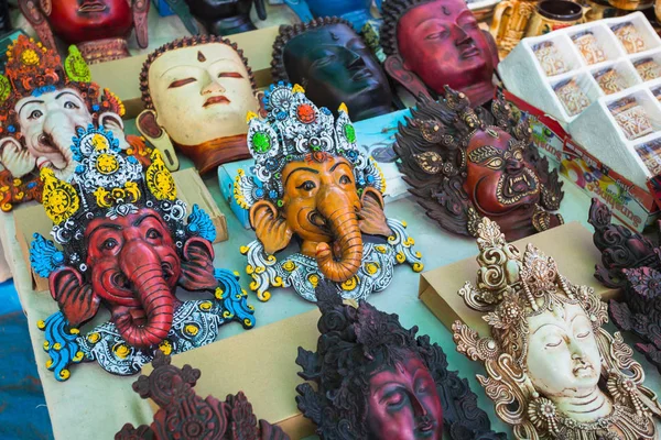 Masques décoratifs indiens sur les marchés de Goa — Photo