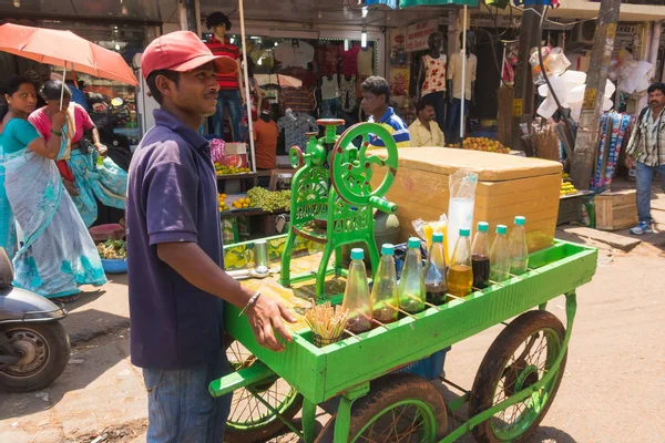 Seller of drinks on the market in India — Stock Photo, Image