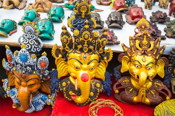 Masques décoratifs indiens sur les marchés de Goa — Photo