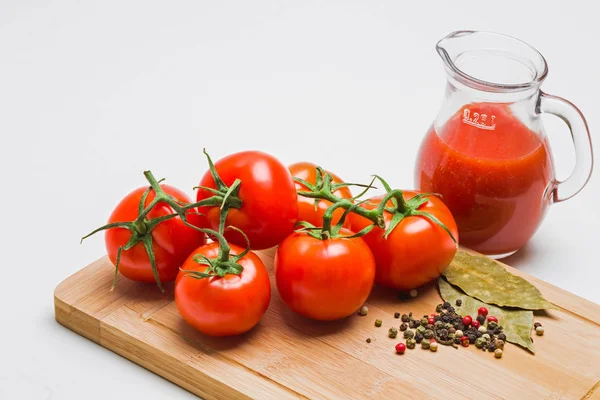 토마토와 토마토 테이블에 — 스톡 사진