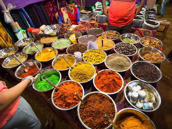 インドの市場のスパイスの販売 — ストック写真