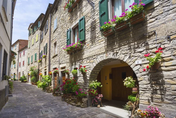 Italian street in a small provincial town of Tuscan — Stock Photo, Image