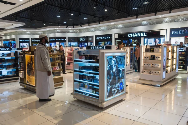 Nákupní pasáži Duty Free na letišti v Dubaji — Stock fotografie