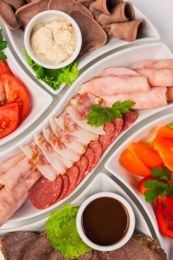 sosis ve sebze jambon çeşitleri ile plaka