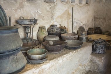 Doğu sürahileri rafta duruyor.