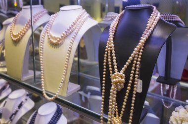 Birçok kolye inci'nin deposunda 