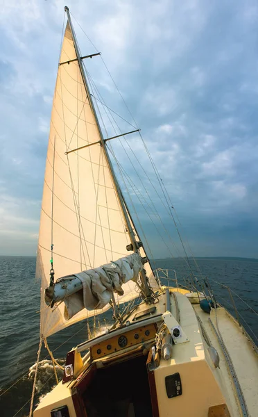 Jacht auf hoher See — Stockfoto