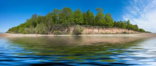 Panorama paesaggio estivo con foresta decidua sull'isola — Foto Stock