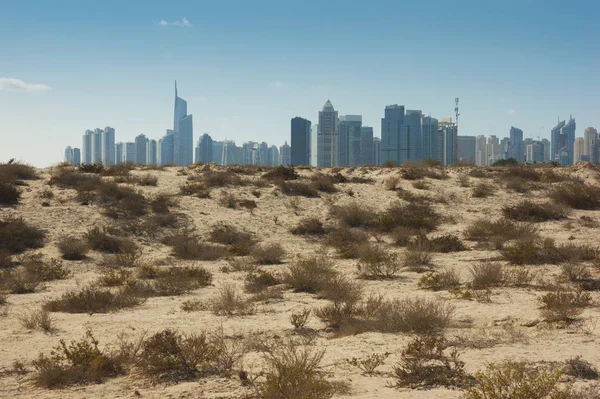 Midday heat in the desert in the background buildingsl on Nov 1 — Stock Photo, Image