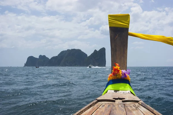 Boote auf See gegen Felsen in Thailand — Stockfoto