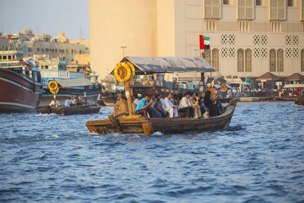 Båtar i bay Creek i dubai, Förenade Arabemiraten — Stockfoto