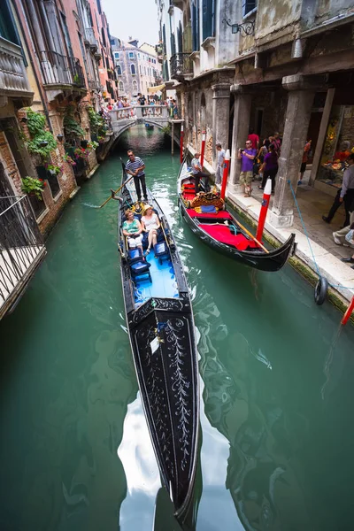Туристы путешествуют на гондолах по каналу — стоковое фото