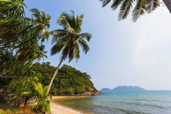 Bela praia tropical na ilha Koh Chang — Fotografia de Stock
