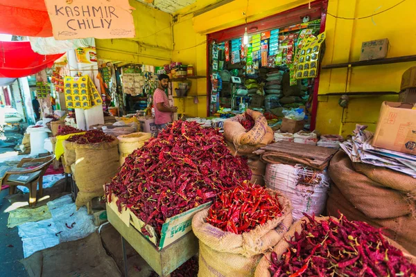 Sale of red hot peppers on the market in India — Stock Photo, Image