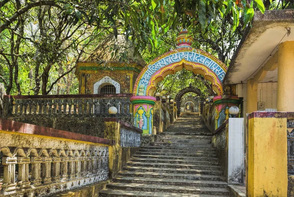 Antigo templo abandonado na selva da Índia — Fotografia de Stock