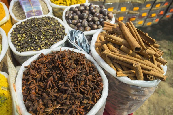 Venta de especias en los mercados de la India — Foto de Stock