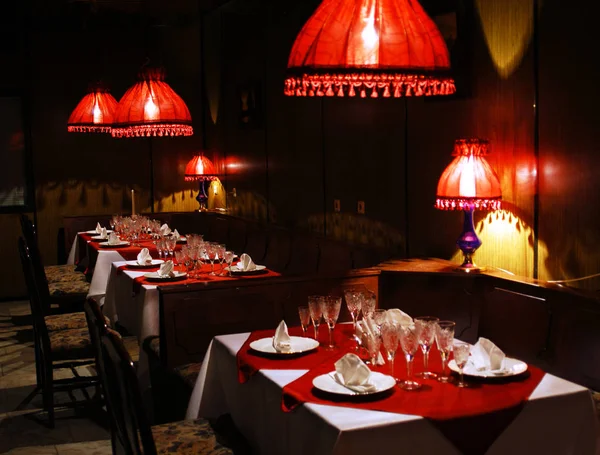 Interior Acolhedor Restaurante Com Luzes Vermelhas — Fotografia de Stock