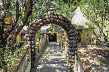 eski terk edilmiş tapınak Hindistan'ın orman
