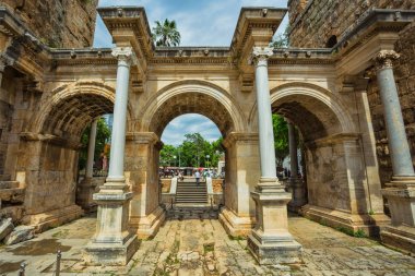 hadrian kapısı eski Antalya şehir manzarası