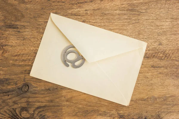 Old mailing envelope and sign the e-mail — Stock Photo, Image