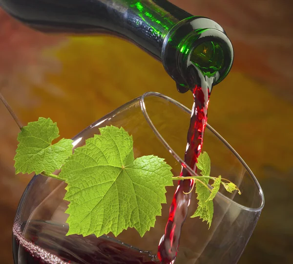 Víno se nalévá do skleněné láhve — Stock fotografie