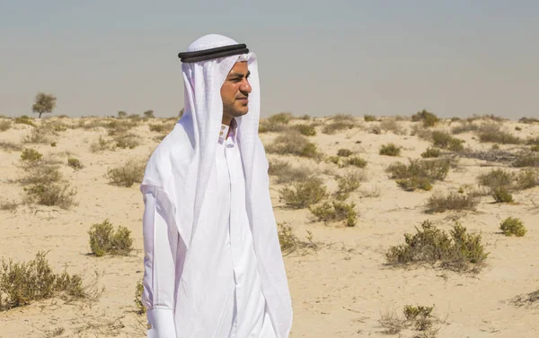 熱い晴れた日にアラビア砂漠のアラビア人 — ストック写真