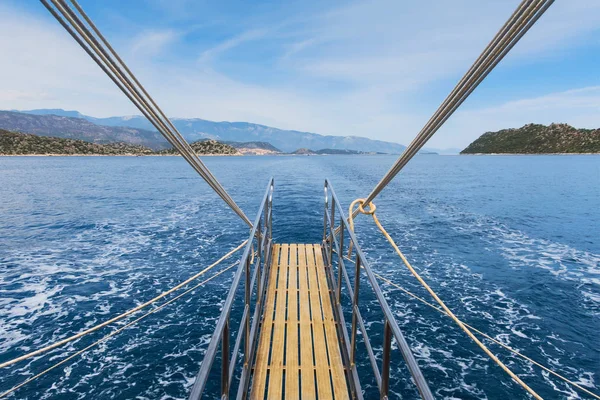 Gemi merdiven denize karşı — Stok fotoğraf