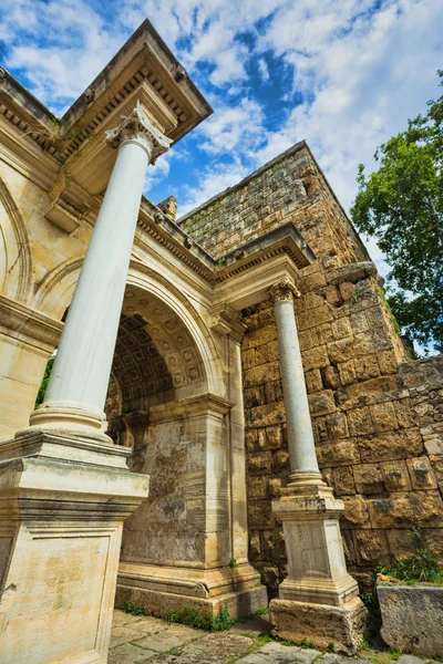 Vista do Portão de Adriano na cidade velha de Antalya — Fotografia de Stock