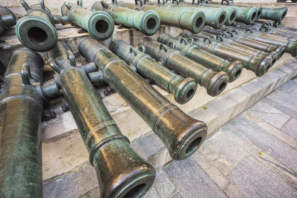 Cañones de artillería antigua en el Kremlin de Moscú — Foto de Stock