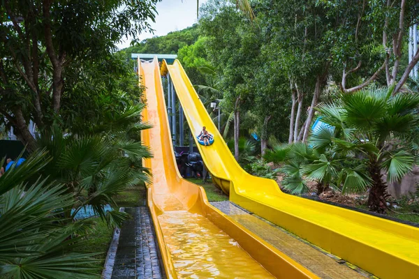 Tobogán de agua de colores en Vinpearl parque acuático —  Fotos de Stock