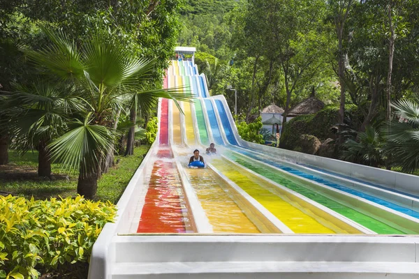 Tobogán de agua de colores en Vinpearl parque acuático —  Fotos de Stock