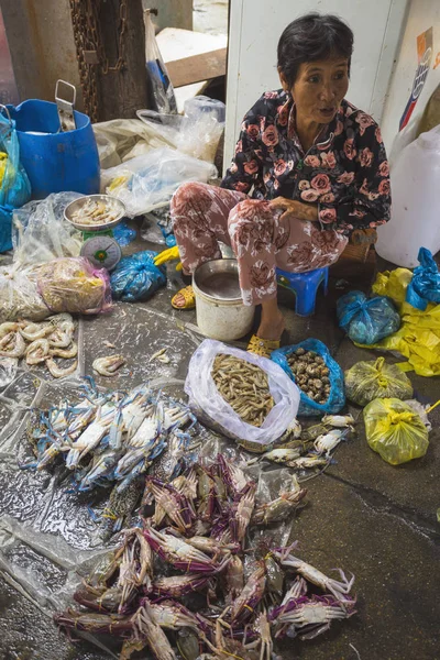 Sale of fish and seafood in market — Stock Photo, Image